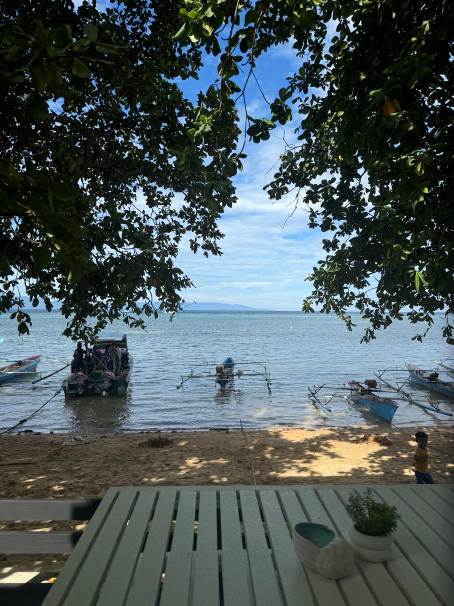 The White House On Bunaken Island Exterior foto